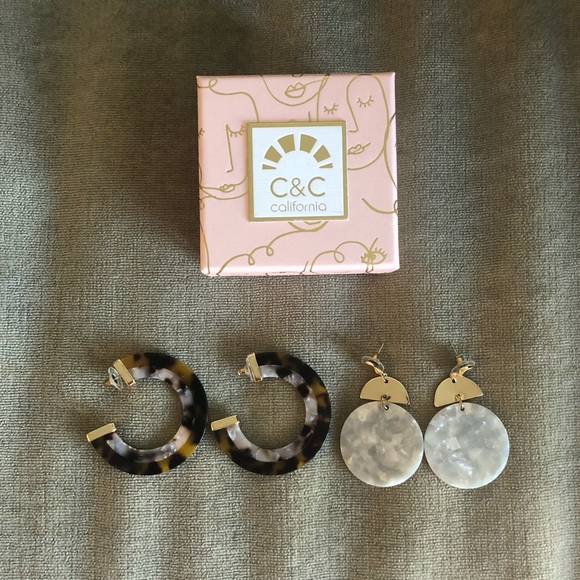2 pairs of large chunky acrylic earrings (tortoiseshell and white and gold) - Picture 1 of 3